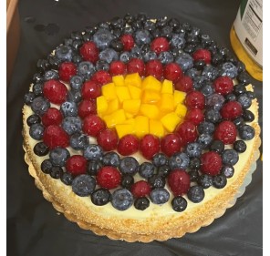 Pastel de queso con frutos rojos de estación